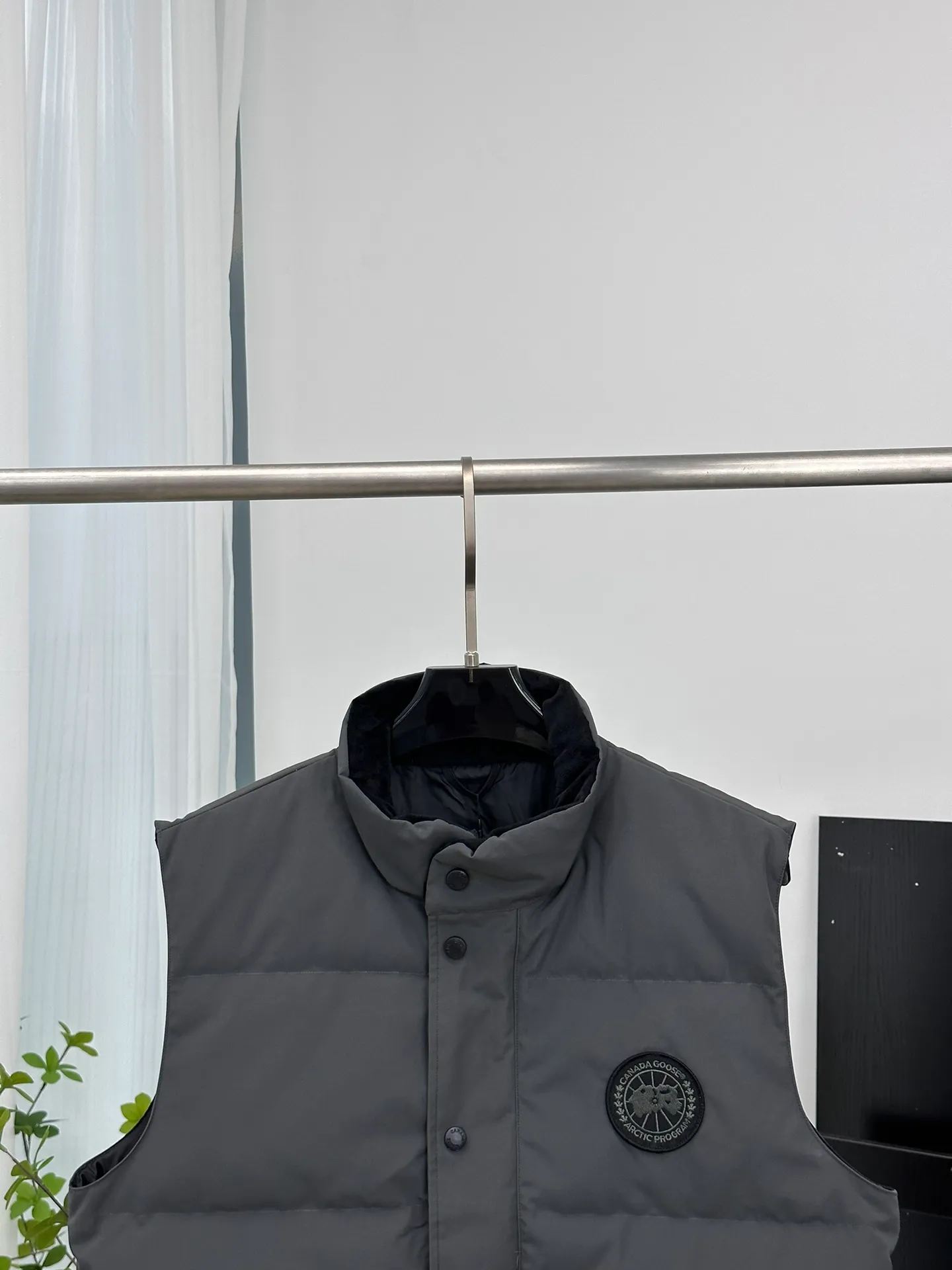 P380 [𝗖𝗮𝗻𝗮𝗱𝗲 𝗚𝗼𝗼𝘀𝗲] Canada Goose Couple Vest for Men and Women. 1⃣️Imported Behringer embroidery machine customized 10,000-needle embroidery logo 2⃣️Imported 18-count polyester-cotton blended original fabric 3⃣️Authentic official website synchronized with the new national standard 80% white duck down 4⃣️100% nylon nylon lining with double double-layer sealing design 5⃣️Yoshida YKK customers provide original factory customized electroplating sliders 6⃣️All auxiliary materials and hardware are disassembled and customized! 1:1 restore the official website Color: off-white, leather pink, bright red, sapphire blue, navy blue, black 𝗦𝗜𝗭𝗘:𝗫𝗦-𝗫𝗫𝗟